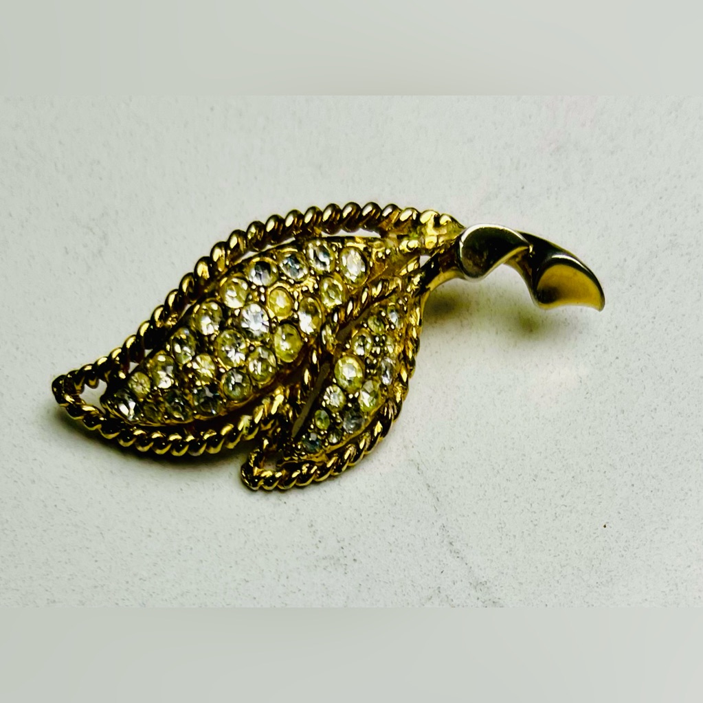 Hattie Carnegie Rhinestone Leaf Brooch Vintage Gold Tone 1960s Signed 88$